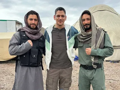 Hindistan/Bollywood aktyoru Vijay Varma, Sain Fərhad və Sadiq Qulamov Netflix üçün olan "Afghaani Snow" filminin çəkilişlərində