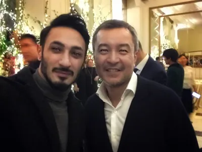 Akan Satayev və Sain Fərhad. Qazaxstanlı rejissor Akan Satayev "Рэкетир", "Томирис" və "Анаға апарар жол" filmlərini çəkmişdir