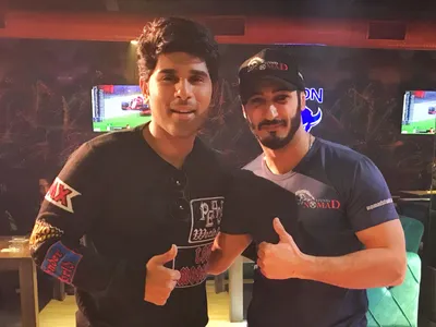 Tollywood aktyoru Allu Siriş və Sain Fərhad. Hindistan/Tollywood istehsalı "ABCD" filmində