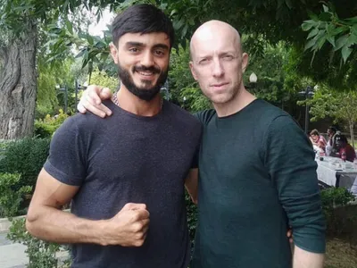 Cyril Raffaelli və Zahir Məhəmmədi Hindistan istehsalı  “Special Ops” serialının çəkilişində. Cyril Raffaelli "District B13", "District 13: Ultimatum" və "Yamakasi" filmləri ilə tanınmışdır