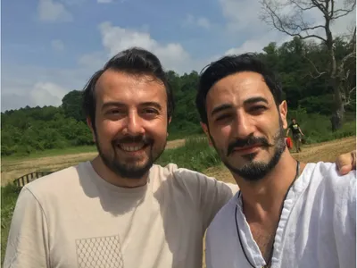 Türkiyəli rejissor Fethi Bayram və Sain Fərhad. Fethi Kuruluş Osman, Diriliş: Ertuğrul və Destan adlı serialların rejissorudur