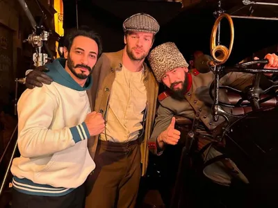 Avstraliyalı aktyor Wolfgang Cerny və Sain Fərhad. Wolfgang daha çox "Vikings: Valhalla", "Mission: Impossible – Rogue Nation", "The Red Ghost", "T-34", "Legends of Sambo" filmləri ilə tanınıb