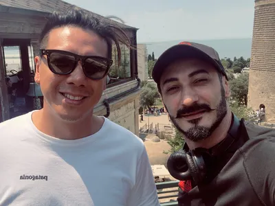 Wing-Lun Ng — Ceki Çanın komandasının üzvü, tanınmış döyüş xoreoqrafı, kaskadyor və aktyordur. O, daha çox "The Expendables 4" (2023), "The Spy Next Door" (2010) və "The Forbidden Kingdom" (2008) filmlərindəki fəaliyyəti ilə tanınır