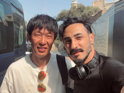 He Jun — hazırda Jackie Chan  Stunt Team-in rəhbəri və əsas döyüş xoreoqrafıdır.  Ceki Çanın filmlərində aksiyon və döyüş səhnələrinin qurulmasına rəhbərlik edir